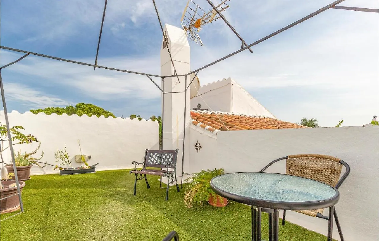 Nice Home In Velez Malaga With Kitchen 阿尔加罗沃